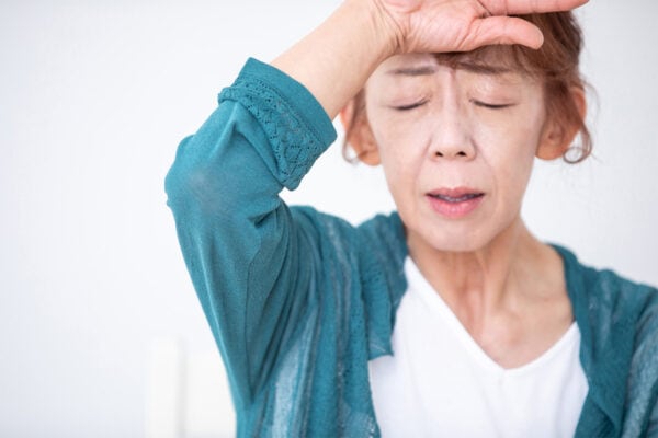 【更年期】40～60歳女性が感じている 《不調》 のリアル　落ち込む、眠れない、不安感…　最も多い “症状” は