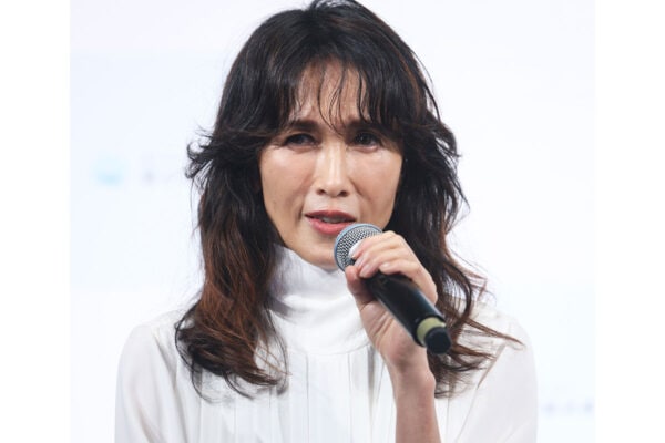 工藤静香（55）楽屋で「ポン・デ・リング」を頬張る“素”の姿に4万「いいね」集まる。「うっっま！」と絶叫するギャップに親近感