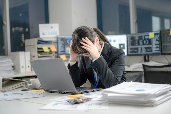 「深夜のメール」はマナー違反？「上司を呼び捨て」は時代遅れ？令和のビジネスマナーの《境界線》とは