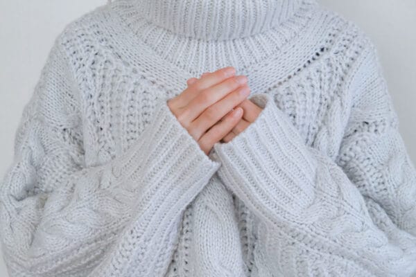 「不快すぎる」みんなが嫌う“ニットで首がチクチク”… 医師が教える「冬のかゆみ」原因と対策とは