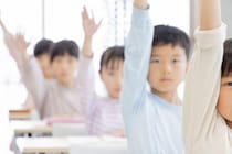 「小学校をサボらせる前提か…」“公立中受”大手塾の「平日全日程26万」プランにSNSで批判殺到！？「公立目指してるのに」「公教育を阻害するのは本末転倒」