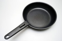 【ティファールvsスタプロ1100円】「取っ手が取れるフライパン」を比較レビュー！ 価格差5倍の“差”はあるか