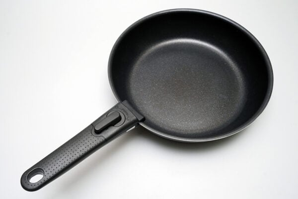 【ティファールvsスタプロ1100円】「取っ手が取れるフライパン」を比較レビュー! 価格差5倍の“差”はあるか