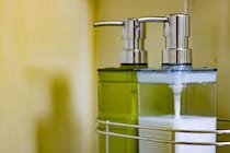 シャンプーの“詰め替え”にリスクあり！NG行動とメーカー推奨の「ボトルの捨て時」