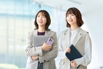 【ランキング】“文系出身者”が選んだ「意外な天職」2位：事務職、3位：広報…1位は“まさかの職業”だった！