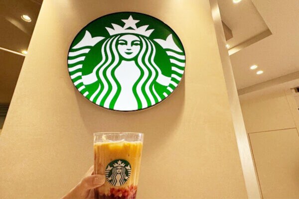 【スタバ新作】クリスマスに飲みたい「ジョイフルメドレー 苺 ミルク ティー」ごろごろないちご果肉、ミルクティーのハーモニー、おすすめカスタムまで♪