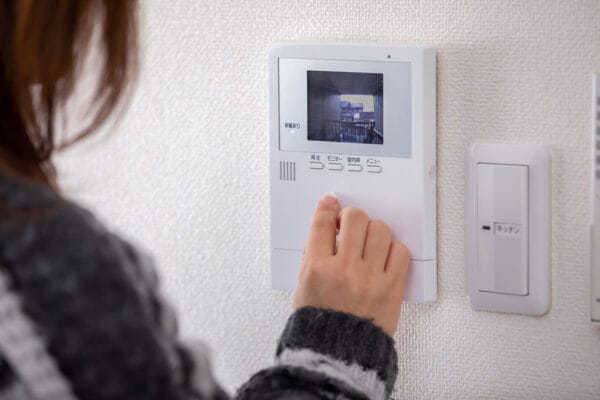 「あと10秒待ってくれたら…」声優がSNSで切実な訴え…宅配業者の“インターホン即切り”問題がSNSで話題!「鳴らしすぎは」業者側の本音も