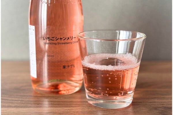 【無印良品】クリスマス限定「いちごシャンメリー」が買い、シュワシュワ炭酸がパーティムードを盛り上げる♪