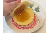 【ファミマ】ふんわり食感とバターの香り「ホットケーキまん」今年も発売中！「ファミチキ」を挟んだ、甘じょっぱアレンジに挑戦