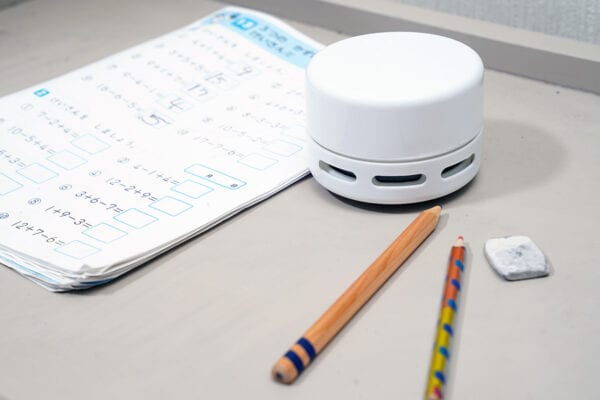 ダイソーの“550円卓上クリーナー”は本当に使えない！？→実は子供の宿題「モチベアップ」に役立つ神アイテムだった