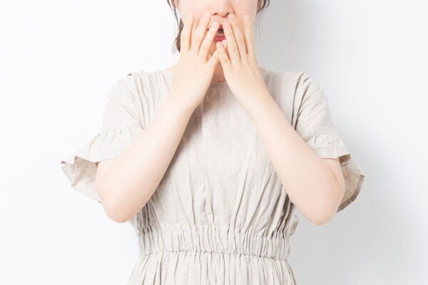 【義実家への帰省】4人に1人が驚愕した“正月ルール”…大晦日の食卓で「えっ…」。遭遇した、謎の習慣に戸惑う