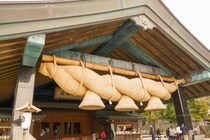 初詣の常識「二礼二拍手一礼」は絶対ではない？ 出雲大社など「四拍手」の神社と意外な歴史