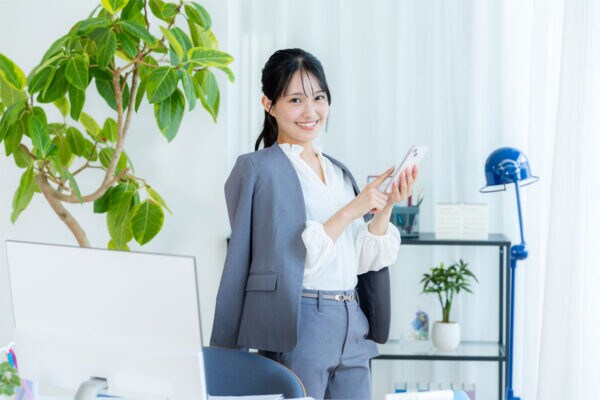 “緑に癒されたい”働く男女が答える《オフィスにあるとうれしい観用植物》TOP5！  1位は「金運」を呼び込むとされる人気の植物だった！