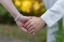 「愛」か「お金」か…年収・性別でビミョーに違う“結婚”の理由