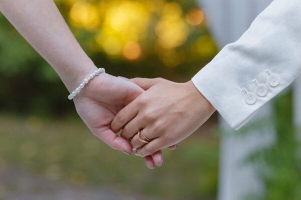 「愛」か「お金」か…年収・性別でビミョーに違う“結婚”の理由