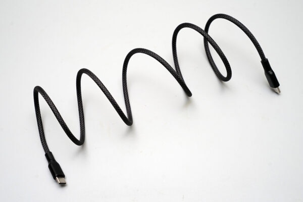 「もう全部これにしたい」ダイソーの“勝手にまとまるケーブル”が最高すぎ!でも、意外な「落とし穴」にご注意を