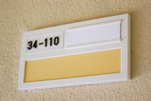 「フルネームなんて怖くて出せない」戸建てでも“表札を出さない家”が急増中！「配達員は困る」「Googleマップが怖い」賛否の声