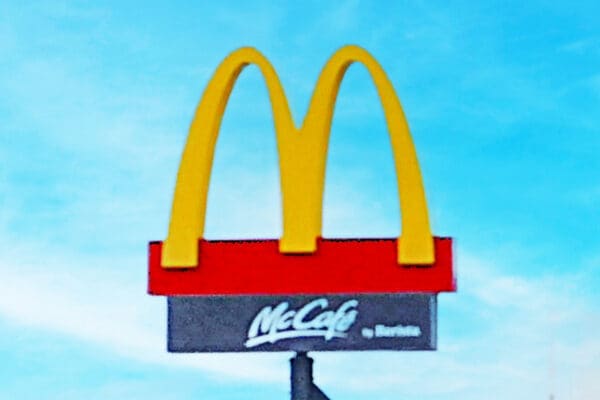 マクドナルド公式が匂わせた “いわく付きの派閥抗争” 参入にSNS戦慄 「えらいことや…戦争じゃ」「その論争に手を出すのはいかん!」