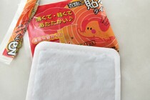 何も考えずに貼ってない？カイロの効果を最大化！“最強の貼り場所”4選～肩こり、足冷え、風邪予防に！