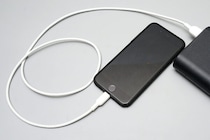 「子どもがケーブルを引きちぎる」「車に置き忘れ」…思わぬ“バッテリー事故”の不安を解消する次世代“モバ充”発見！