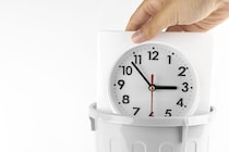 社会人あるある《時間がもったいない瞬間》TOP7！4位：行きたくない飲み会に参加、2位：目的なくスマホを触る……1位は？500人が答える改善策も必見