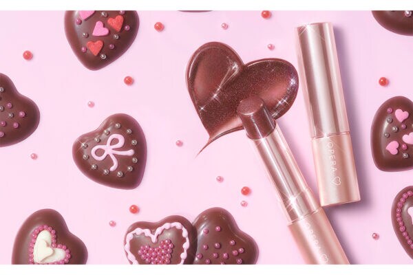 「もはやチョコ」な限定カラー！　苺（いちご）を感じるピンクラメ＆赤み…　ビターブラウンが “苦くて甘い” オトナかわいさ