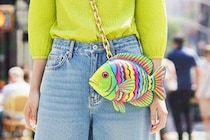 「スマホも入らない」のに大人気…？　SNSで話題 《とんちきバッグ》 とは何か　各ブランドが放つ 個性と “本気の遊び心”