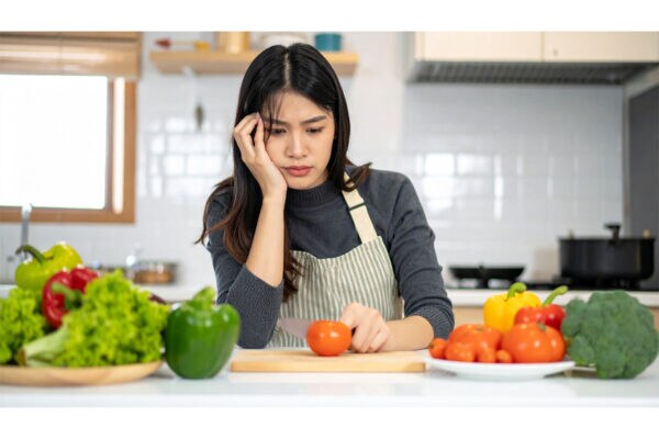 今日のご飯、何にしよう…「料理がしんどいと感じる瞬間」限界を迎えた自炊派たちが実践する“生存戦略”とは?