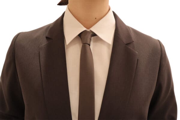 「洋服の青山」が、あえて今《女性用ネクタイ》を発売したワケ… 広がるニーズ、“人気アニメ” の影響も?