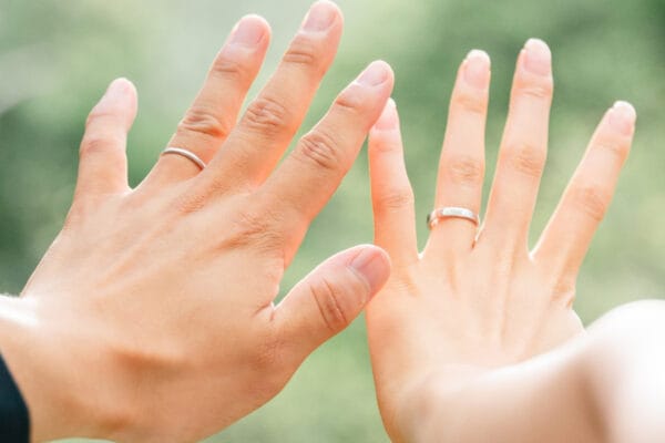 【事実婚】を選ぶのはアリか、ナシか？　アンケート調査で明らかに…　「制度に縛られない」「子どもに迷惑が掛かる」