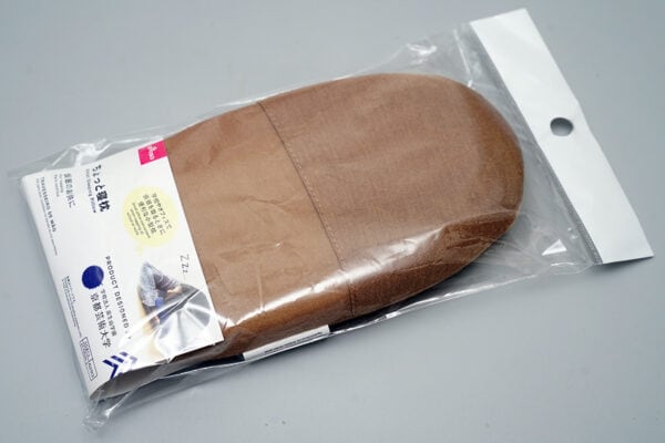 たった110円で睡眠革命！？「ダイソー」×「京都芸術大学」の“仮眠専用まくら”レビュー