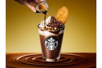 《スターバックス》バレンタイン限定「カカオ エスプレッソ アフォガート フラペチーノ」別添えワッフルクッキーをディップして楽しむ新体験