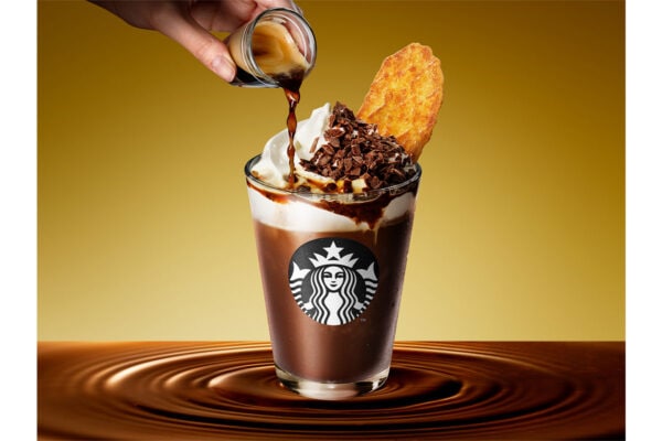 《スターバックス》バレンタイン限定「カカオ エスプレッソ アフォガート フラペチーノ」別添えワッフルクッキーをディップして楽しむ新体験