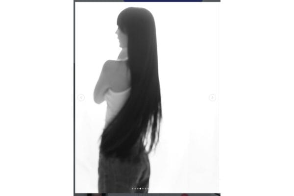 みずから切り落とした「髪」を胸に抱えて…　スーパーロング ⇒ 肩の長さに。決意の瞬間に6.9万人、感涙＆称賛