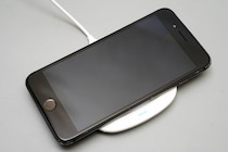 「550円」で買えるワイヤレス充電ってどうよ？キャンドゥの激安チャージャー“激遅”でも意外と使える理由