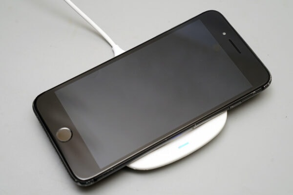 「550円」で買えるワイヤレス充電ってどうよ?キャンドゥの激安チャージャー“激遅”でも意外と使える理由