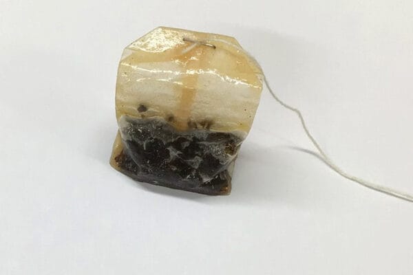 重要書類の上に “使用済みティーバッグ” が…！　SNS民たちを あ然とさせた 《非売品アイテム》に「商品化して」「好き」