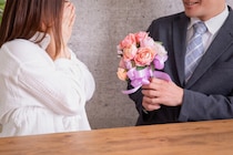 女性たち、ひそかに期待してる…？【逆バレンタイン】　男性からもらってうれしいのは… 3位「お花」、2位＆1位は