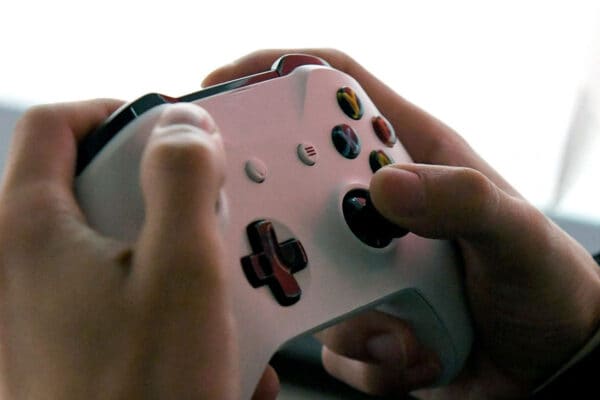 「いつ寝てるの？」 現役大臣から五輪メダリストまで… 多忙なのに“ガチ勢”すぎる有名人のゲーム事情