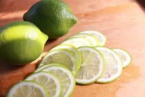 揚げ物にレモン、実は「理にかなっていた」！ 栄養士が教える「皮ごとレモン」の意外な効果