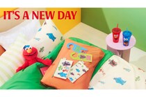 「セサミストリート」グッズで新たな季節をお迎え♪ 寝具3点セットや、ペンポーチなど、懐かしさと実用性を兼ね備えたアイテムが登場！