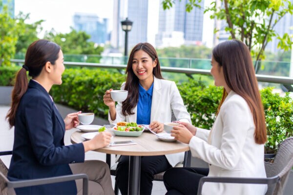 「無言でもシンドイ…」　同僚とのランチ、避けたい派が増加中？　イマドキ会社員たちが “一人で過ごす” を選ぶワケ