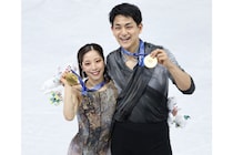 【ミラノ五輪】三浦璃来＆木原龍一「りくりゅう」悲願の金メダル！ 日本中が歓喜する裏で…SNSどよめく「距離感」と“ある噂”