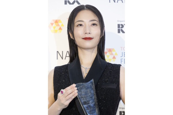 令和ロマン・くるまとの熱愛で話題のMEGUMI、降谷建志との別れを経て得た「最強の現役感」に注目!“離婚”で世間を騒がせた女性芸能人の今