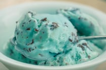 チョコミント味の 《カップ麺》 と 《焼き肉のタレ》 登場…！？　“記念日” に大手食品メーカー、SNSおもしろ画像アップ