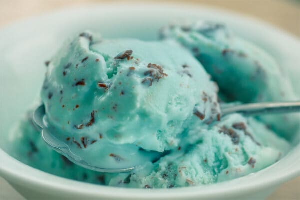 チョコミント味の 《カップ麺》 と 《焼き肉のタレ》 登場…！？　“記念日” に大手食品メーカー、SNSおもしろ画像アップ