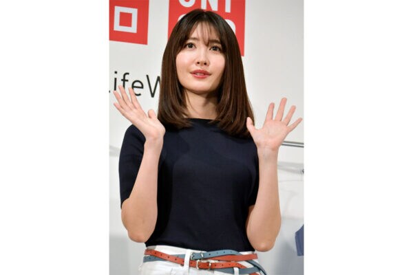 小嶋陽菜(37)レモン色の“ぴっちりワンピ”ボディラインがあらわに…はまぐり頬張る姿にファン悶絶