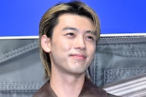 【熱愛報道】の竹内涼真、ファンたち 《SNSアイコン》 に気づき悲鳴…　「よく見たら…」「現実がドラマ超えた！」　Netflix大ヒット作で共演