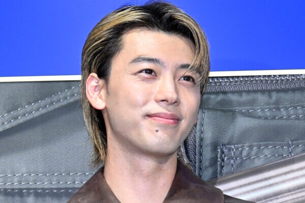 【熱愛報道】の竹内涼真、ファンたち 《SNSアイコン》 に気づき悲鳴… 「よく見たら…」「現実がドラマ超えた!」 Netflix大ヒット作で共演