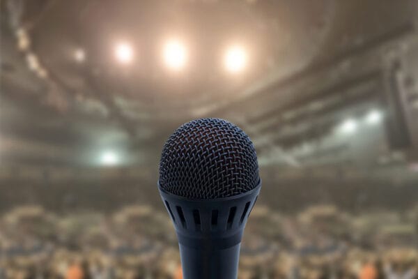 44年間歌わなかったのに“強制”歌手デビュー!? アイドル、俳優、元横綱まで…CMで「歌唱力」が露呈した意外な芸能人たち